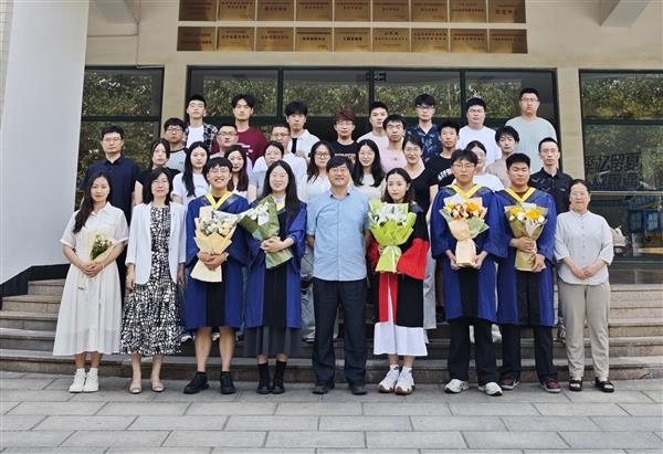 趙學波教授團隊2025年畢業合照